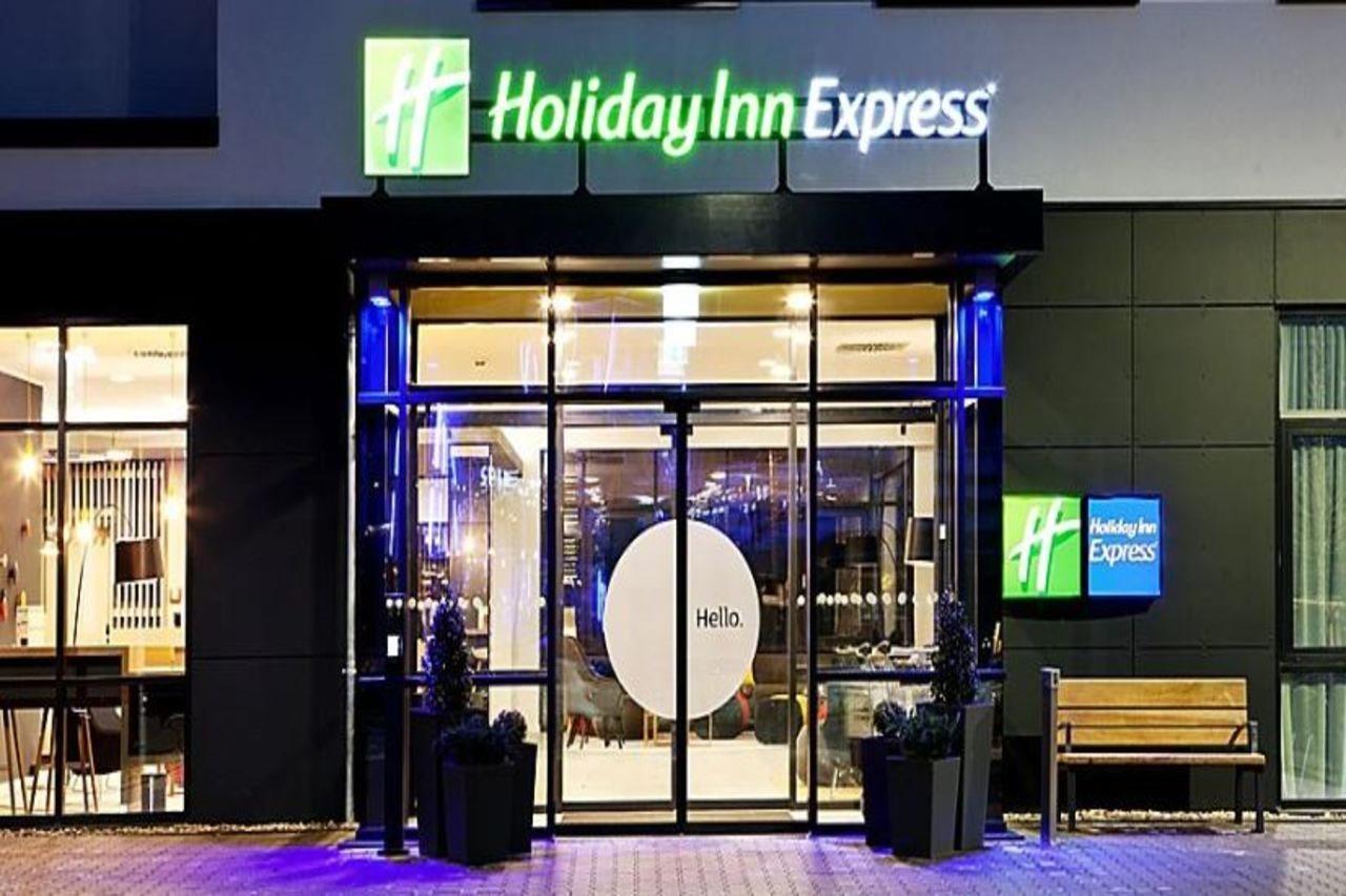 ホリデイ イン エクスプレス シンデルフィンゲン ジンデルフィンゲン エクステリア 写真